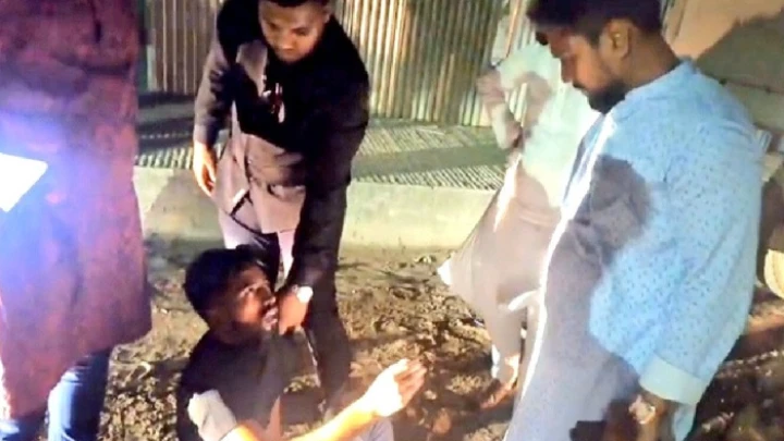 নিষিদ্ধ ছাত্রলীগের মিছিল, ৪ জনকে আটকে পুলিশে দিলেন যুবদল নেতা ছবি: সংগৃহীত।