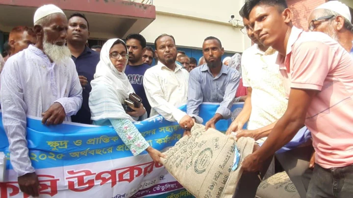 তেঁতুলিয়ায় প্রান্তিক চাষিদের বিনামূল্যে বীজ-সার বিতরণ ধারণ করা ছবি
