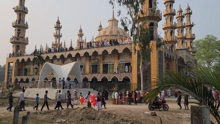 টাংগাইলের গোপালপুরের ২০১ গম্বুজ মসজিদ দেখতে দর্শনার্থীদের ভিড় নিজস্ব চিত্র