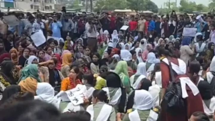 ছয় দাবিতে মাইলস্টোনের শিক্ষার্থীদের বিক্ষোভ ছবি: বিএমএফ টেলিভিশন।