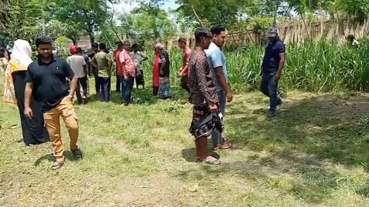 জমি নিয়ে বিরোধ, প্রতিপক্ষের হাতে বাবা ও ছেলে খুন ছবি: বিএমএফ টেলিভিশন।
