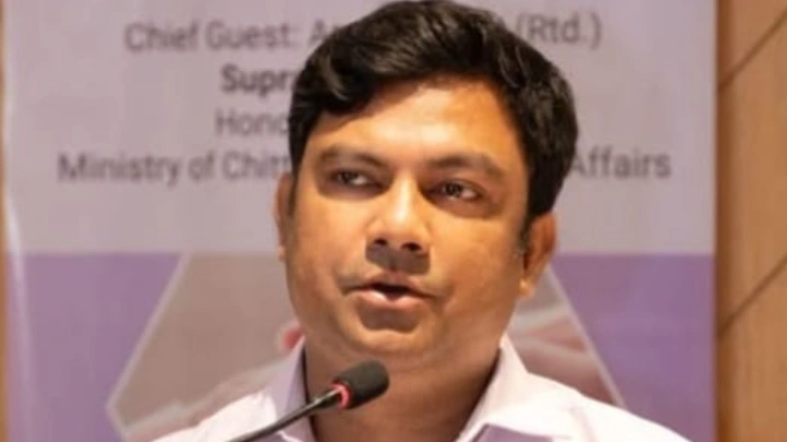 কেন্দুয়ায় সাংবাদিককে বাঁচাতে গিয়ে আহত হলেন (ইউএনও) নিজেই ছবি: সংগৃহীত।